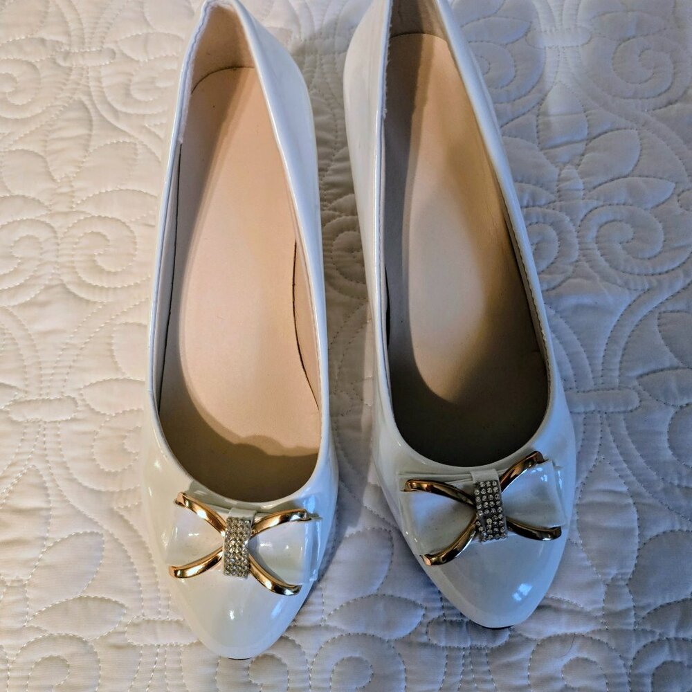 White Patent “Leather” Dress Pumps w/ Gold Bow Rhinestone Detail Size 41/US 9 NW